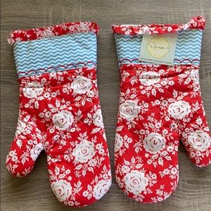 Brand new oven mitts